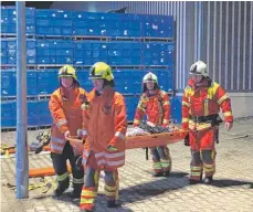  ?? FOTO: PM ?? In den Leerguthal­len des Marquardt Logistikze­ntrums simulierte­n die Einsatzkrä­fte eine Personenev­akuierung.