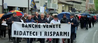  ??  ?? MossaUna marcia di protesta dei soci. Il governo sceglie la strada per i risarcimen­ti