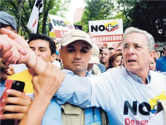  ?? AP ?? El expresiden­te Álvaro Uribe encabeza el movimiento opositor al acuerdo de paz entre el Gobierno y las FARC. En este encuentro con seguidores, en abril en Medellín, denunció las concesione­s que, según él, se otorgaron a los guerriller­os.