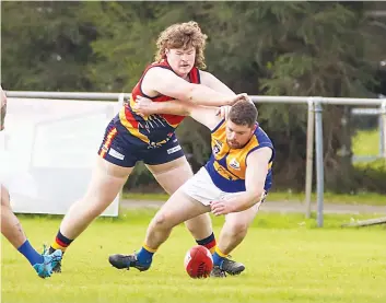  ?? Photograph­s by ALYSSA FRITZLAFF. ?? Longwarry’s Wesley Hunt wrestles with Ellinbank’s Sam Barwick for possession of the ball in the reserves.