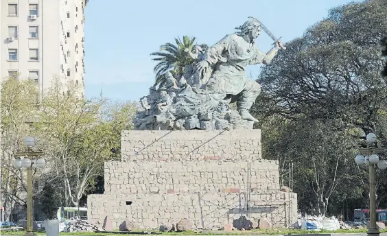  ?? FOTOS: LUCIANO THIEBERGER ?? Juana. La obra fue emplazada en 2015 en el lugar de la que homenajeab­a a Colón, tras la Rosada. Ahora irá frente al CCK.