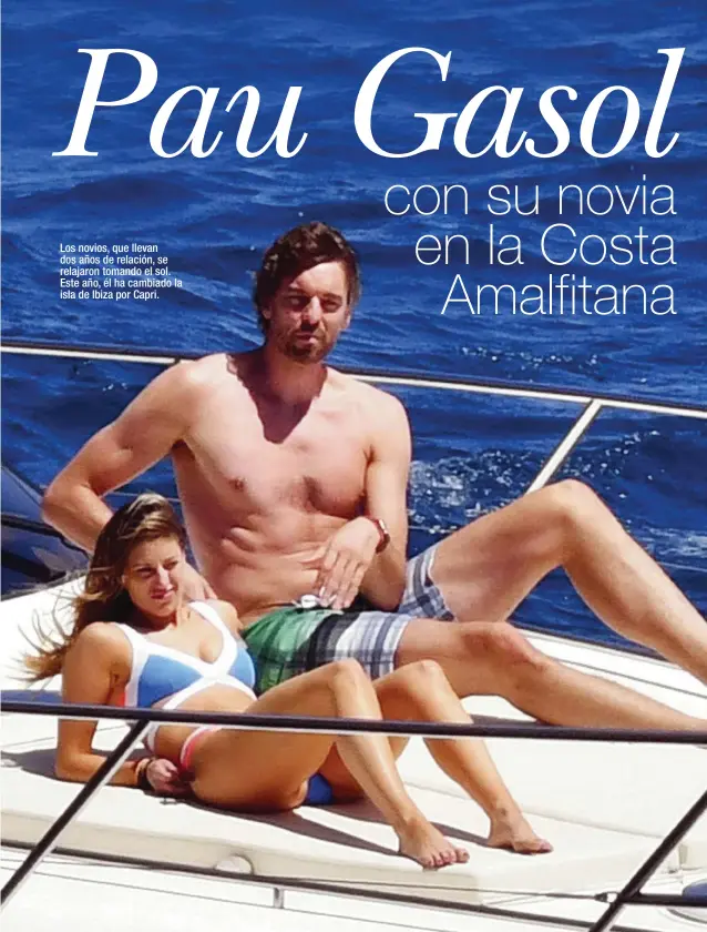 ??  ?? Los novios, que llevan dos años de relación, se relajaron tomando el sol. Este año, él ha cambiado la isla de Ibiza por Capri.