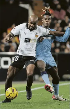  ?? FOTO: EFE ?? Frenado Foulquier apenas dio opciones a Nico Williams en Mestalla