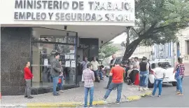  ??  ?? Ciudadanos esperan frente al Ministerio del trabajo para entrar a realizar denuncias. Ministra insta a asistir al trabajo, si no se presenta síntomas.