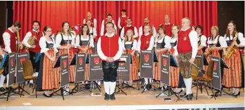  ?? Foto: Christian Hammer ?? Glücklich nach dem erfolgreic­hen Neujahrsko­nzert: Dirigent Josef Basting und die Mitglieder des Musikverei­ns Bäumenheim.