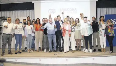  ?? NOMDEDEU ?? Varios dirigentes populares como Pradas y Gascó arroparon al candidato a la alcaldía del PP en l’Alcora.