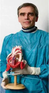  ??  ?? Der Kardiologi­e-Chefarzt Prof. Karl-Heinz Kuck (65) mit dem Modell eines Herzens