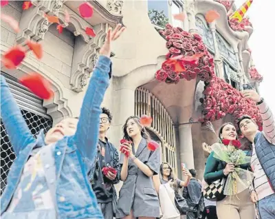  ?? Mané Espinosa ?? La casa Batlló, en el paseo de Gràcia, llenará un año más su fachada de rosas