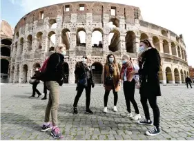  ??  ?? ‘DI KAMPANTE Dahil sa takot sa coronaviru­s disease 2019, nagsuot na rin ng mask ang mga turista sa Rome, Italy, nitong Huwebes.