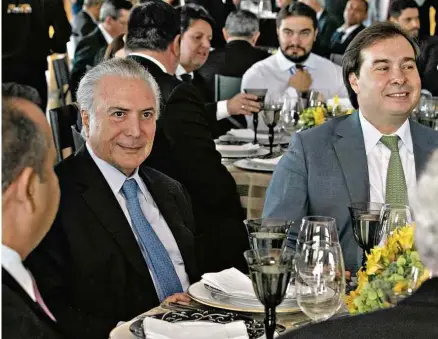  ?? Marcos Corrêa/PR ?? Michel Temer e o presidente da Câmara, Rodrigo Maia (DEM-RJ), durante almoço em Brasília nesta quarta-feira (29)