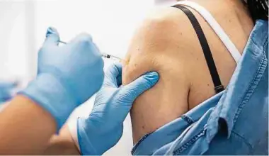  ?? Foto: dpa ?? 72 Stunden nach der Impfung gegen SARS-CoV-2 können in der Regel Nebenwirku­ngen auftreten.