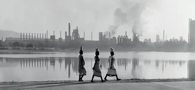  ??  ?? Dipendenti della Tata Iron and Steel Company mentre si recano al lavoro, Jamshedpur, India, 1951 .© Werner Bischof / Magnum Photos