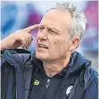  ?? FOTO: DPA ?? Seit sechs Spielen ohne Sieg: Freiburg und Trainer Christian Streich.