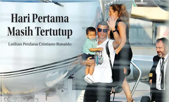  ?? ALESSANDRO DI MARCO/EPA ?? ERA BARU: Cristiano Ronaldo menyapa fans Juventus yang menunggu kedatangan­nya di Bandara Caselle, Turin, Minggu (29/7).