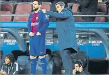  ?? FOTO: PEP MORATA ?? Valverde, con Messi El técnico tiene opciones a tres títulos