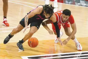  ?? JAY LAPRETE/ASSOCIATED PRESS ?? Penn State’s Seth Lundy, left, and Ohio State’s Seth Towns chase a loose ball during the second half of their Big Ten game in Columbus, Ohio, on Wednesday night.