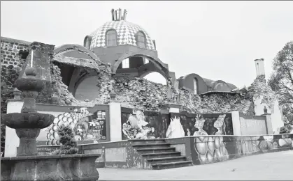  ??  ?? La fachada de la parroquia de San Pedro y San Pablo Apóstoles, en el municipio de Ecatzingo, estado de México, sufrió graves daños tras el terremoto magnitud 7.1 del 19 de septiembre. No hubo personas heridas, pues cuando la iglesia colapsó se...