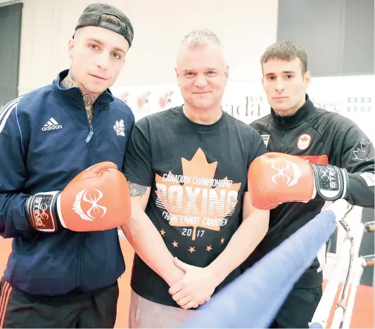  ??  ?? Carl Poirier et Arthur Biyarslano­v feront tourner les têtes chez les 64 kg au Hilton Québec dans les prochains jours, de quoi réjouir Benoît Martel (au centre), qui organise le Championna­t canadien en compagnie de Poirier.