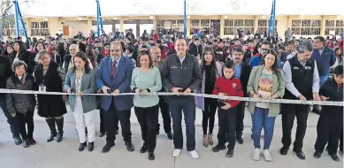  ?? ?? El alcalde Marco Bonilla, funcionari­os municipale­s y autoridade­s educativas durante el corte de listón