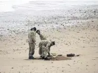  ??  ?? The Royal Navy bomb disposal team at work