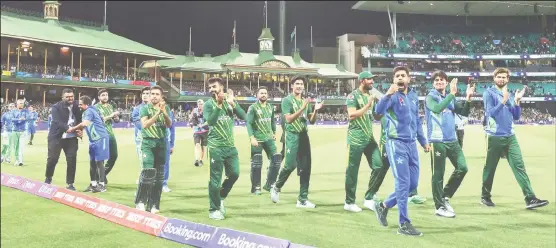  ?? ?? VICTORY LAP! The Pakistan cricket team on their victory lap following their semi-final defeat of New Zealand yesterday