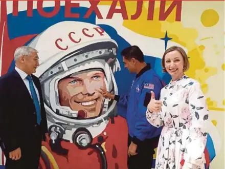  ?? PIX BY ADRIAN DAVID ?? Russian ambassador Naiyl Latipov (left) and Datuk Dr Sheikh Muszaphar Sheikh Mustapha (centre) looking at a mural dedicated to cosmonaut Yuri Alexeyevic­h Gagarin at the Russian Centre for Science and Culture, Kuala Lumpur, yesterday. With them is the centre’s director, Svetlana Kovaleva.