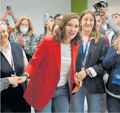  ?? AFP ?? Triunfo. Isabel Díaz Ayuso, ayer, en uno de los locales electorale­s al emitir su sufragio en Madrid.