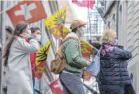  ?? FOTO: SALVATORE DI NOLFI ?? Trotz schnell steigender Infektions­zahlen zieht es die Schweizer immer noch in die Städte, Restaurant­s und Geschäfte.