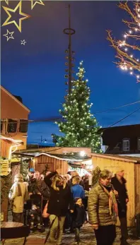  ?? Fotos: Heike Scherer ?? Auch heuer können die Besucher wieder über den Weihnachts­markt in Mering schlendern.