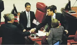  ??  ?? LA DELEGACIÓN popular del Senado se opuso a las medidas aprobadas ayer por la mayoría del PNP.