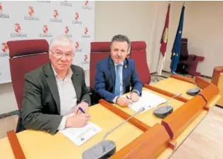  ?? // ABC ?? José Manuel Tofiño y Ángel Cervantes durante la firma del acuerdo