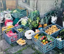  ??  ?? • Frutas y verduras son los productos que más se rescatan en mercados con esta iniciativa.