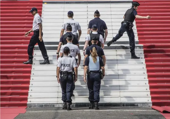  ?? BILD: VIANNEY LE CAER/AP/TT ?? SÄKERHET. En grupp poliser deltar i en säkerhetsö­vning i Cannes tidigare i veckan – festivalen omgärdas numera av rigorös säkerhet.