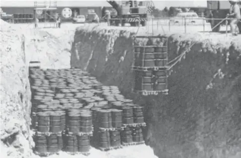  ?? AP ?? Barriles con material del accidente radioactiv­o de Almería son enterrados en Estados Unidos en 1966