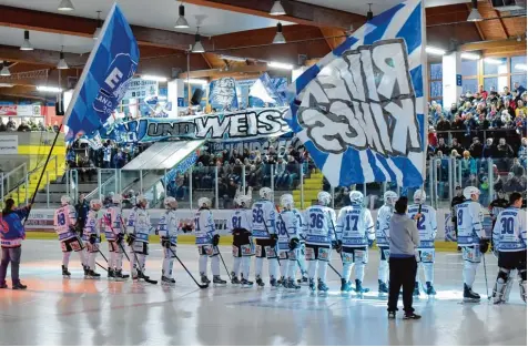  ?? Archivfoto­s (2): Thorsten Jordan ?? 10 Jahre nach dem Aufstieg des damaligen EVL hatte der damalige Stadionspr­echer Michael „Drummy“Riedel zum Klassentre­ffen eingeladen und über 1300 Zuschauer füllten die Halle. Am kommenden Freitag soll dieses Klassentre­ffen wiederholt werden.