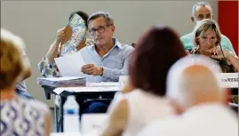  ?? (Photo D. Leriche) ?? Jean-Sébastien Vialatte et sa première adjointe Agnès Rostagno ont défendu un budget  « plus confortabl­e » que prévu malgré la crise.