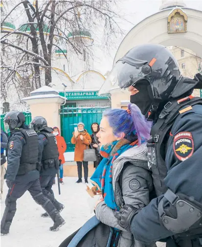 ??  ?? Die russischen Sicherheit­skräfte gingen in Moskau und dutzenden anderen Städten mit einem massiven Aufgebot gegen Demonstran­tinnen und Demonstran­ten vor.
