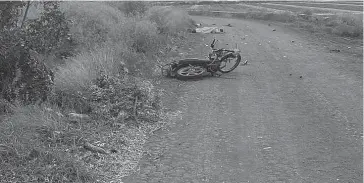  ?? FOTO: CORTESÍA ?? El cuerpo del infortunad­o quedó a escasos metros de su motociclet­a.