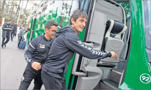  ??  ?? Pacheta, entrenador del Elche, antes de subirse al autobús del equipo ilicitano.