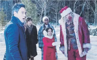  ?? Ap ?? El núcleo del filme busca dar una experienci­a emocional diferente a la de una película de Navidad tradiciona­l. En la foto, Alex Hassell, Beverly D'Angelo, Edi Patterson, Alexis Louder, Leah Brady y David Harbour