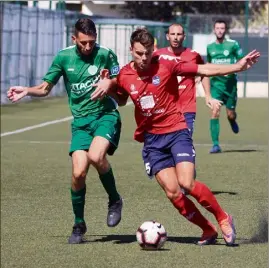  ??  ?? Les Cannettans (en vert) ont confirmé leurs ambitions dès l’entame du championna­t dans le derby face à l’ASCC. (Photo R. H.)