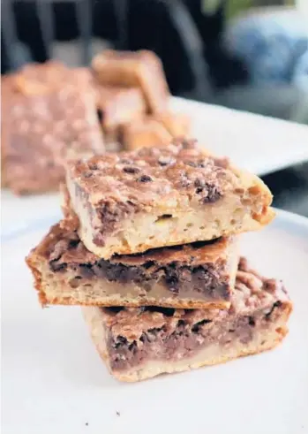  ?? GRETCHEN MCKAY/PITTSBURGH POST-GAZETTE ?? Banana bread teams up with chocolate chips, peanut butter and oatmeal to create a layered brownie that’s just as good for breakfast as it is for dessert.