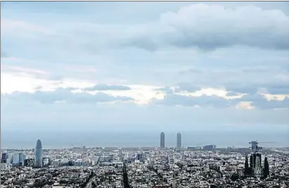  ?? XAVIER CERVERA ?? Esta fotografía tomada desde el Turó de la Rovira muestra la atmósfera limpia de Barcelona