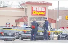  ?? David Zalubowski The Associated Press ?? Police set up a perimeter Monday outside a
King Soopers grocery store in Boulder, Colo., where a shooting killed 10 people, including a Boulder police officer.