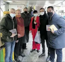  ??  ?? Quelques candidats sur le marché, autour du maire de Foix et du vice-président de la Région.