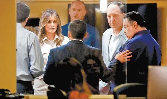  ??  ?? En un intento por mejorar la imagen de la Casa Blanca, la esposa del republican­o estuvo en un albergue de Texas.