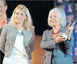  ?? EMMANUEL FERNÁNDEZ ?? Emoción. Sarlo, tras recibir el reconocimi­ento, con Matilde Sánchez.