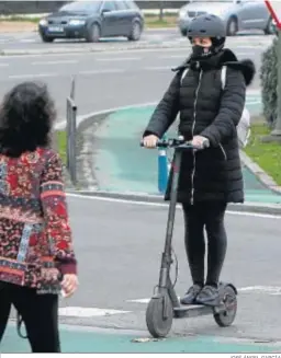  ?? JOSÉ ÁNGEL GARCÍA ?? Una usuaria de un patinete elétrico circula por el carril bici de Sevilla.