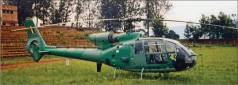  ?? PHILIPPE CHARRIER/COLL. JEAN DELMAS ?? La “Gazelle” n° 2237 10K19 sur le stade du camp Kigali. En 1994, les hélicoptèr­es n’ont plus de munitions et ne peuvent plus rien opposer à l’avancée du FPR.