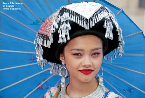  ??  ?? Jeune fille hmong en grande tenue d’apparat.
